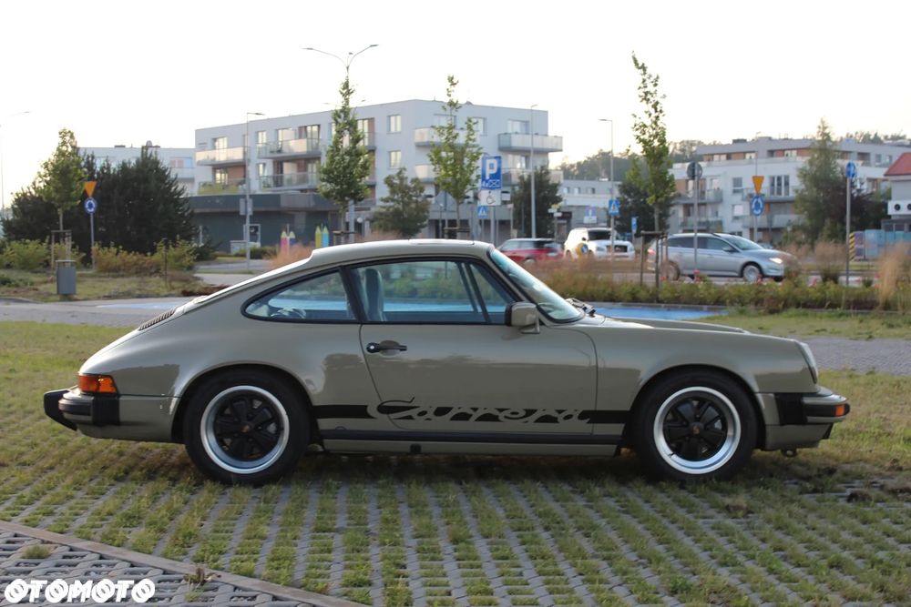 Porsche 911 Carrera 2 - 12