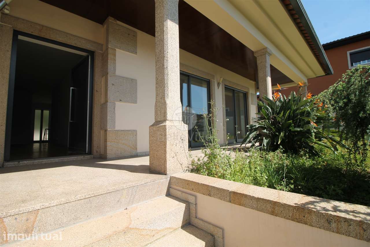 Moradia Individual, com área habitacional, com 212 m² - Grande imagem: 5/58