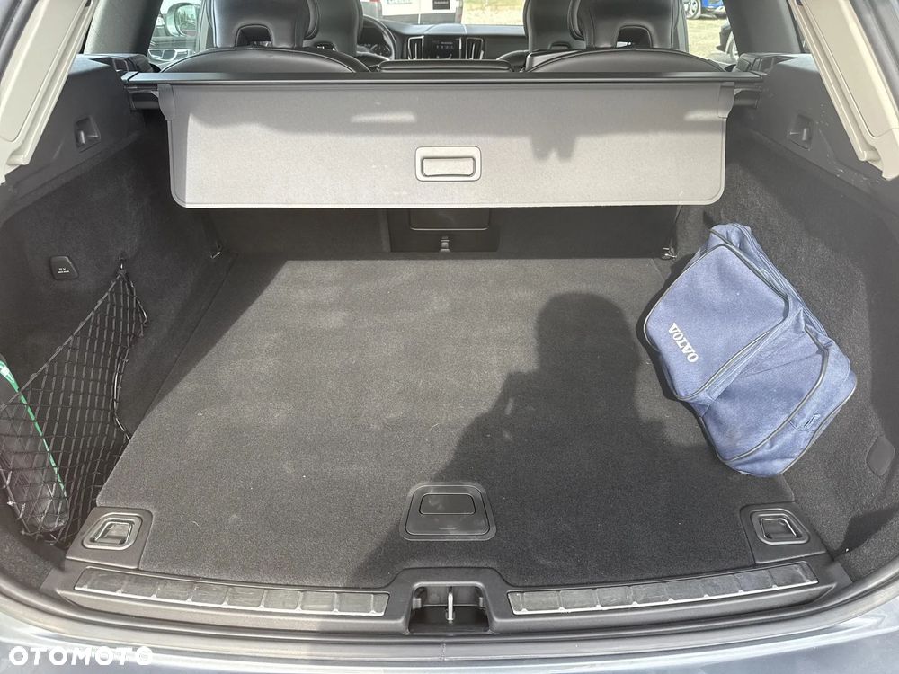 Volvo XC 60 T4 Momentum Pro - 24