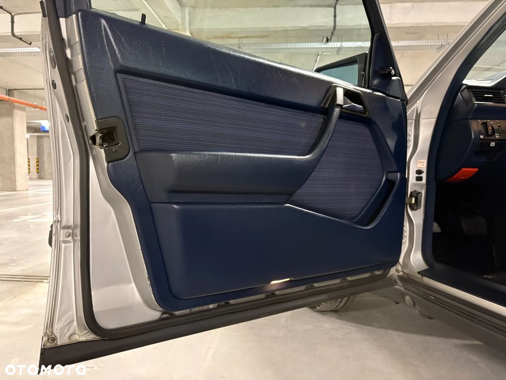 Mercedes-Benz Klasa E 300 4-Matic - 18
