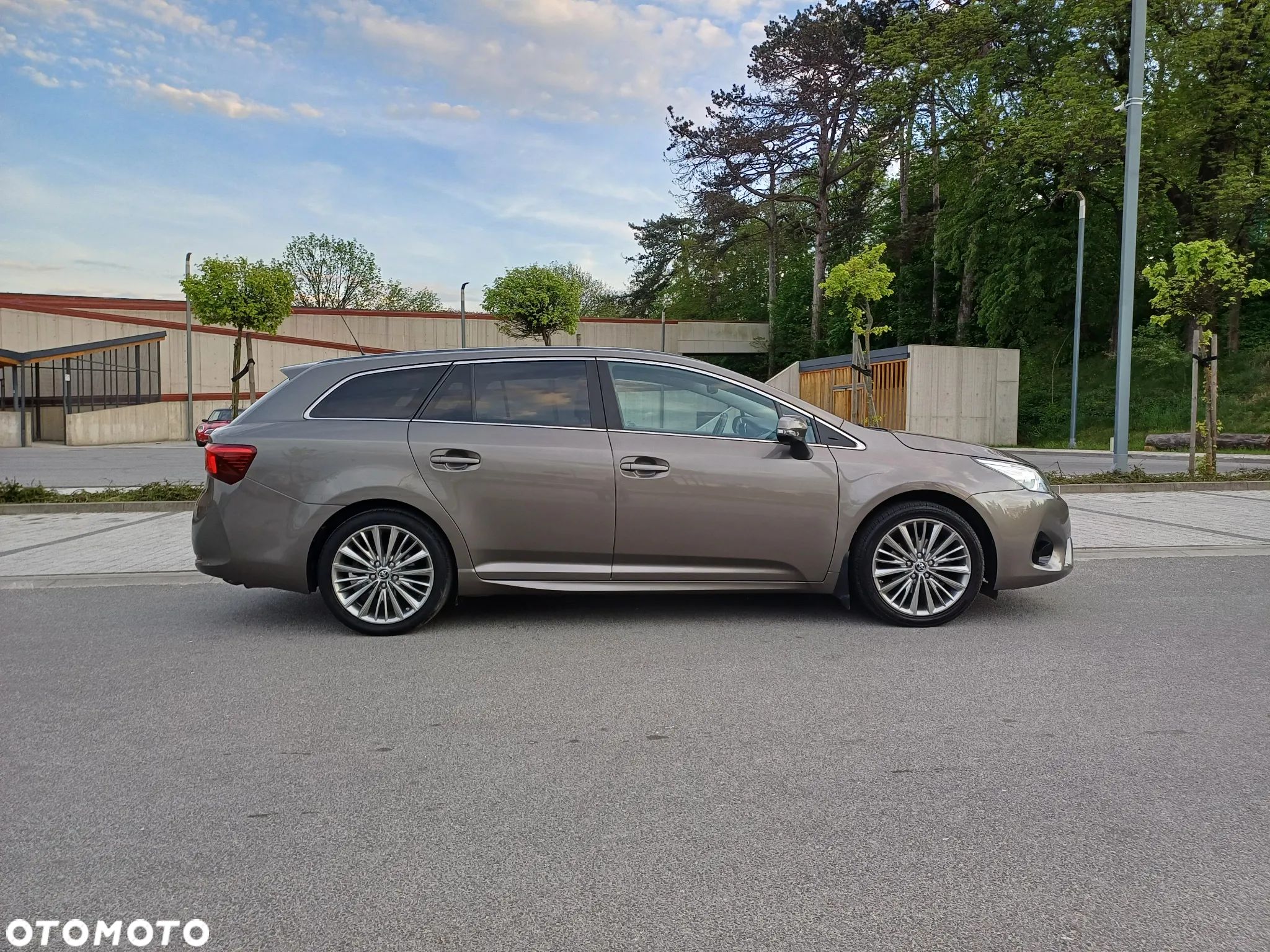 Toyota Avensis 1.8 Style MS - 1