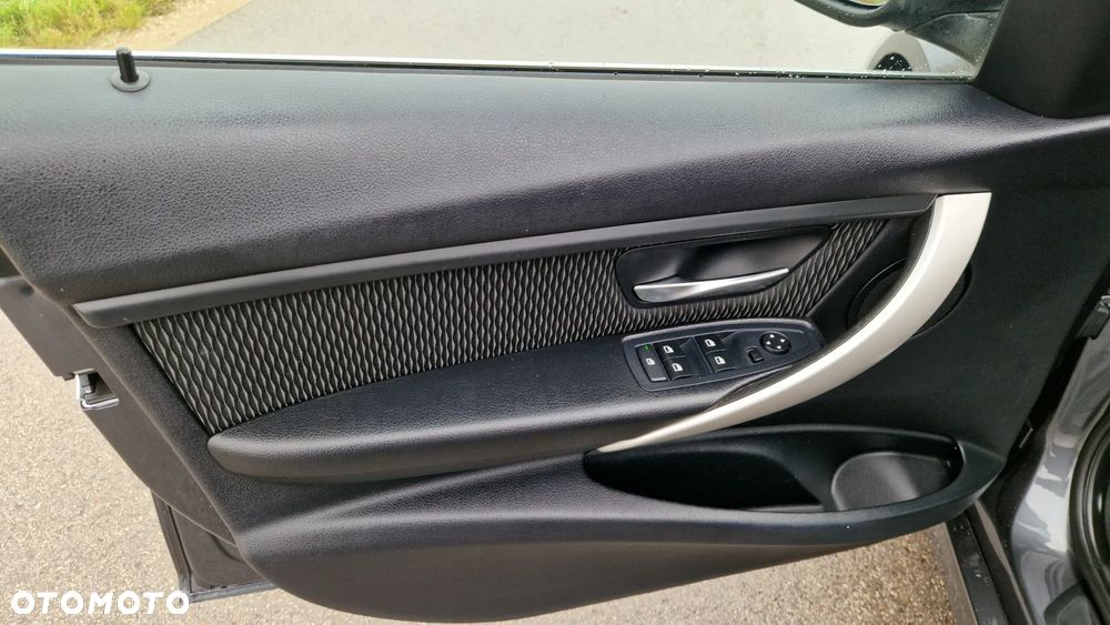 BMW Seria 3 320d Touring Luxury Line - 34