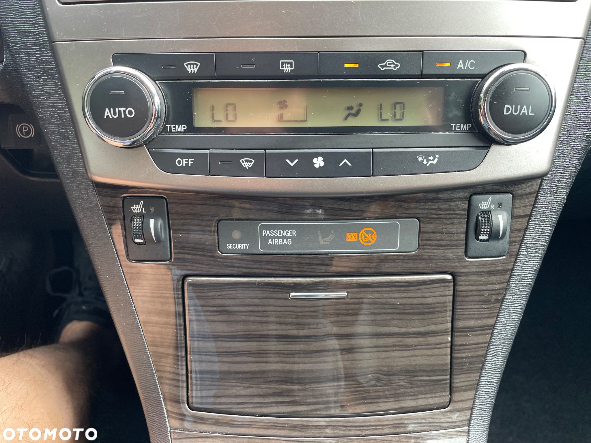 Toyota Avensis 1.8 Executive - 31