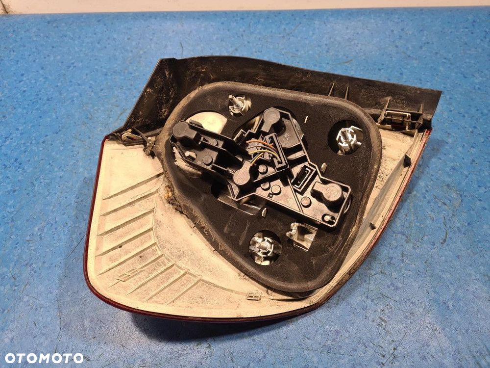 BMW 118 E87 LAMPA TYŁ PRAWA ZEWNĘTRZNA - 11