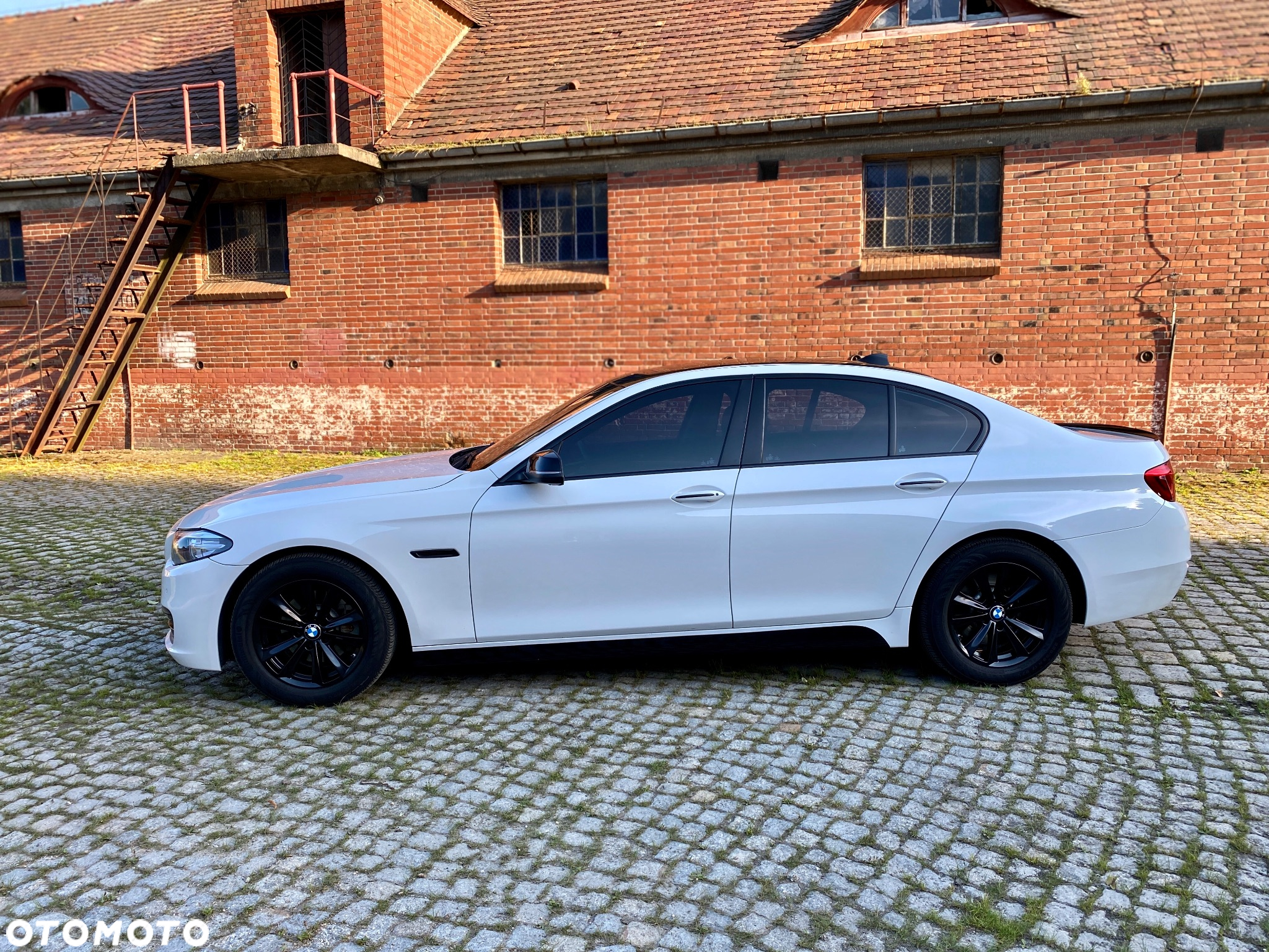 BMW Seria 5 528i xDrive - 15