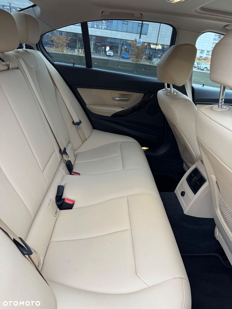 BMW Seria 3 320i xDrive - 10