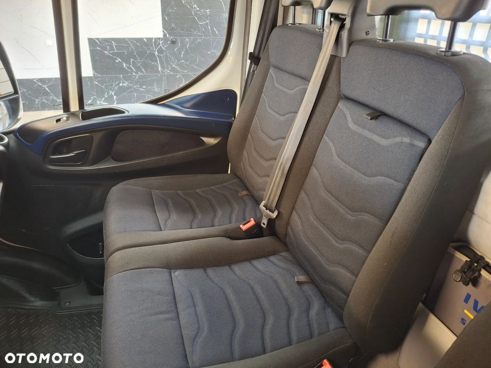Iveco Daily 35S18 Długość Paki 410 CM Skrzynia Biegów HI-MATIC 2018 Rok Udźwig Haka 3500 Kg 3 Miejsca Silnik 3.0 Moc: 180 KM Hak - 22