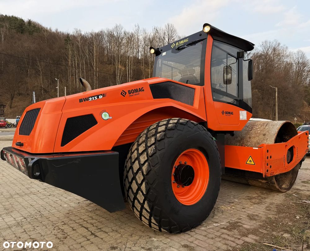 Bomag BW213 D-5 Walec Drogowy Terenowy 15 ton. Import Norwegia 2020 rok. 1050 Mtg. silnik DEUTZ 4cyl. 140 km. Maszyna nie różni się od Nowej z salonu! Klima wentylacja. Serwisy w Dekra AKTUALNE. Zero zniszczeń IGŁA !! Gotowa do długiej pracy. Po dużych serwisach eksploatacyjnych w Norwegii. Walec z Upadłości od pierwszego właściciela. Jego historia od nowosci to jedna robota na stadionie miejskim! Jedyna taka okazja! - 2