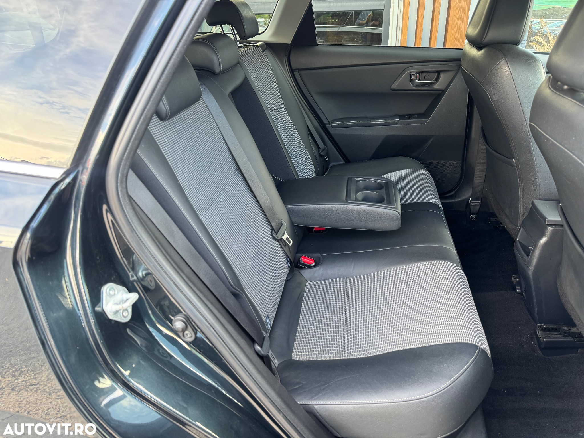 Toyota Auris 1.8 L VVT-i Hybrid Sol - 18