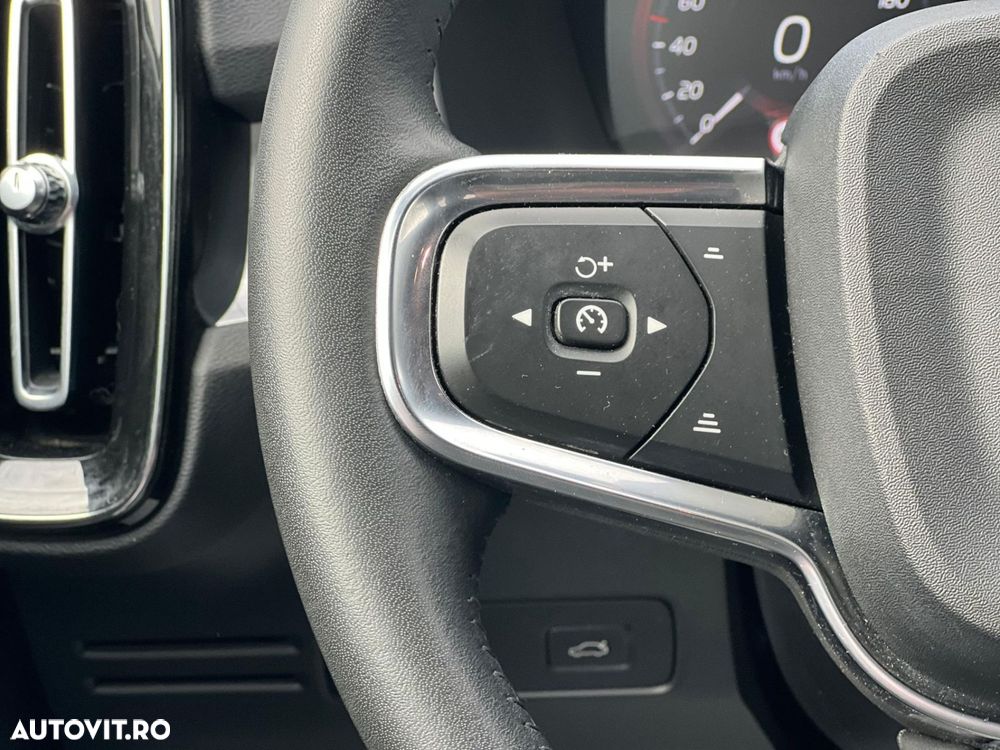 Volvo XC 40 B4 AT8 Mild Hybrid Momentum Pro - 16