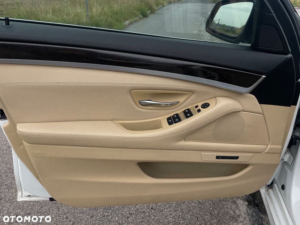 BMW Seria 5 528i xDrive Luxury Line - 8