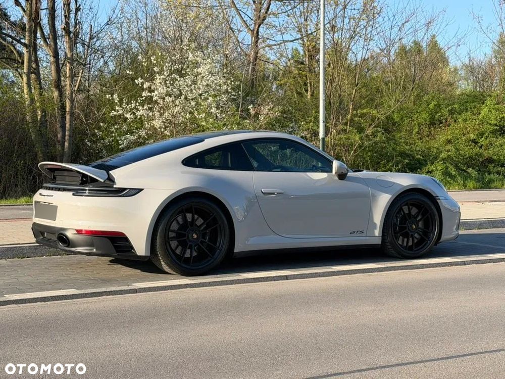 Porsche 911 Carrera 4 GTS - 3