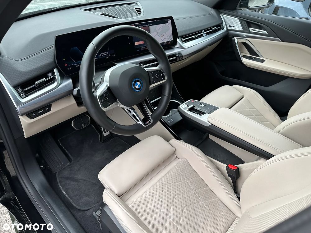 BMW iX2 eDrive20 66.5kWh M Sport - 12