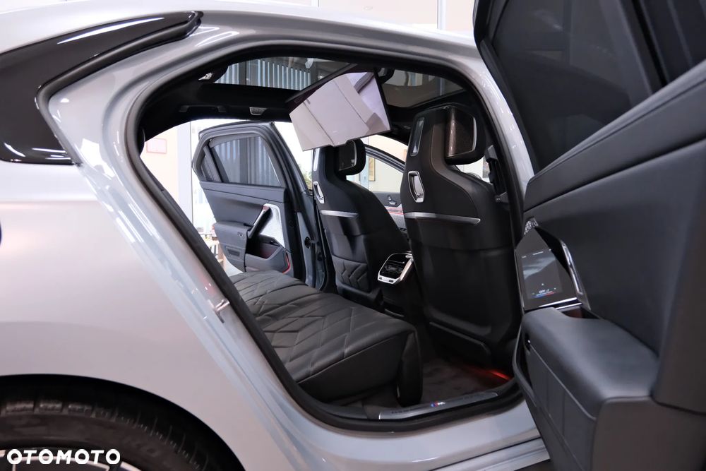 BMW Seria 7 M760e PHEV xDrive Individual Edition sport - 30