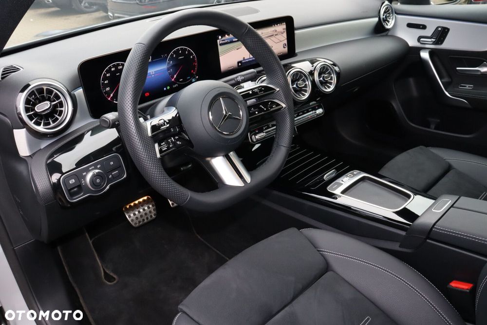 Mercedes-Benz Klasa A 220 4-Matic AMG Line 8G-DCT - 8