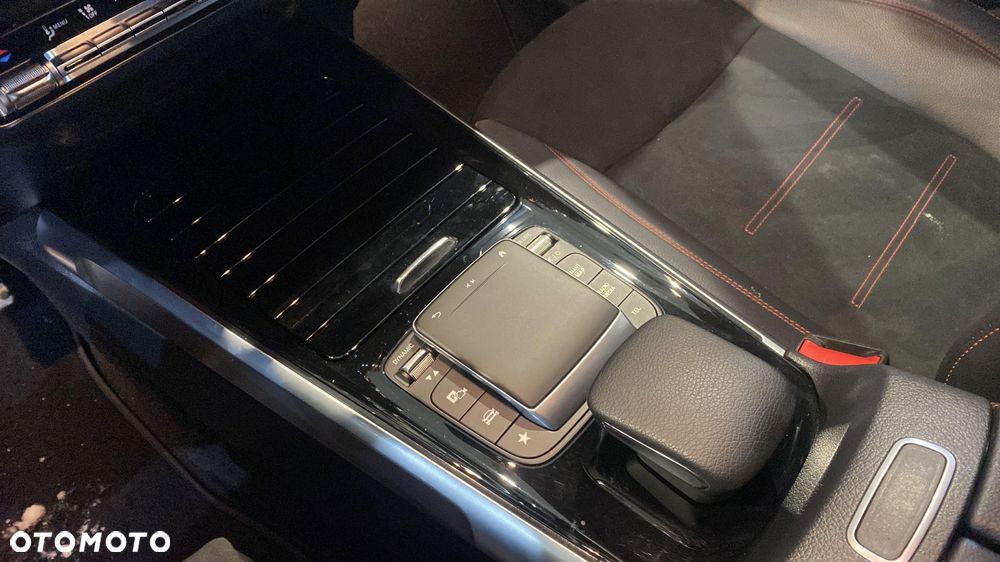 Mercedes-Benz GLB 200 AMG Line 7G-DCT - 19