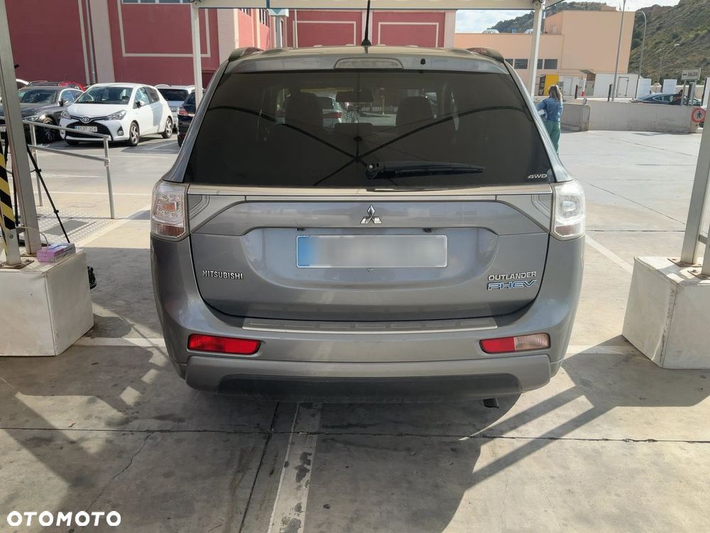 Mitsubishi Outlander Instyle NAVI + - 8