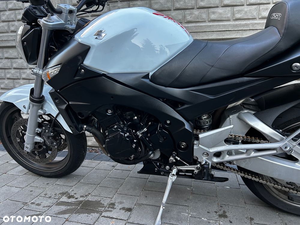 Suzuki GSR - 14