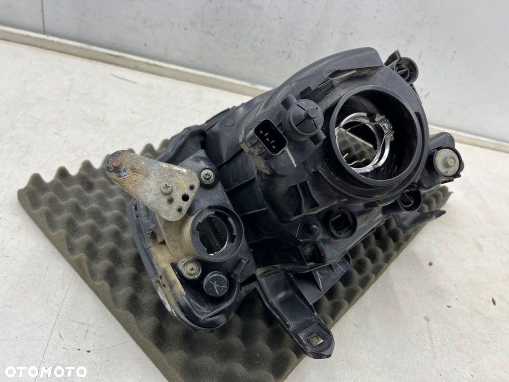 Lampa reflektor Mitsubishi L200 KA KB 05-10r. PRAWA przednia H4 oryginalna prawy przód EU 8301b462 - 16