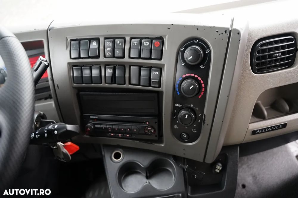 Renault MIDLUM 220 DXI / CAROSERIE CU PRELATĂ - 3,7 M / CAMION RIGID / PLATFORMĂ HIDRAULICĂ MBB - 750 KG / CUTIE DE VITEZE AUTOMATĂ / PODEA DIN OȚEL / - 30