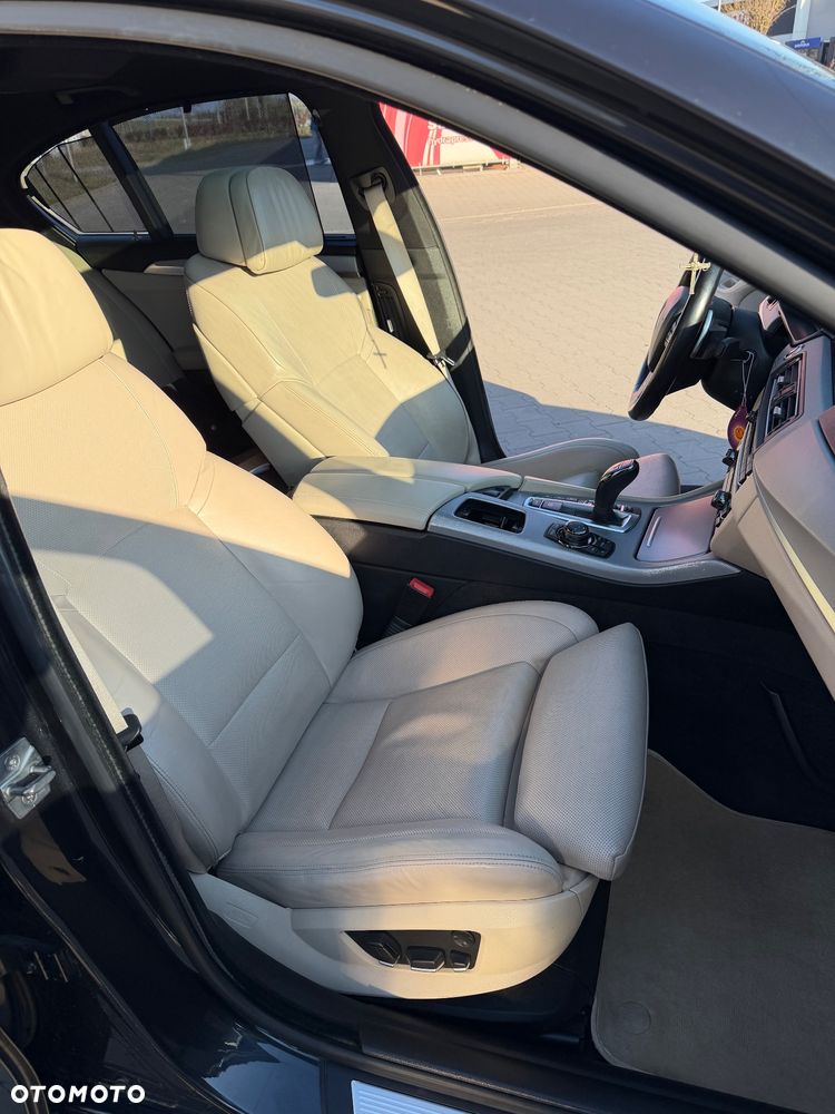BMW Seria 5 550i xDrive Sport-Aut - 10