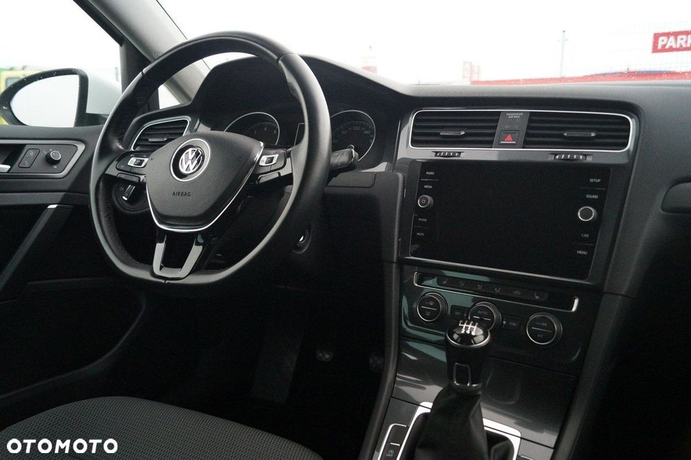 Volkswagen Golf - 22