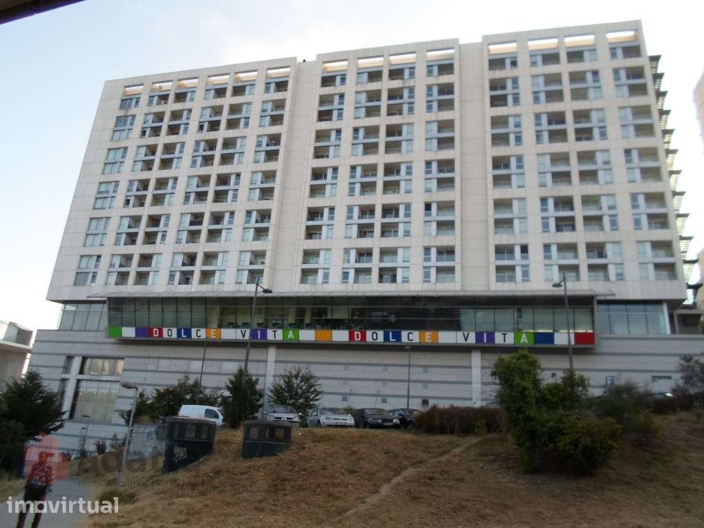 APARTAMENTO T0 MOBILADO, COM COZINHA EQUIPADA E ESTACIONAMENTO no E... - Grande imagem: 2/27