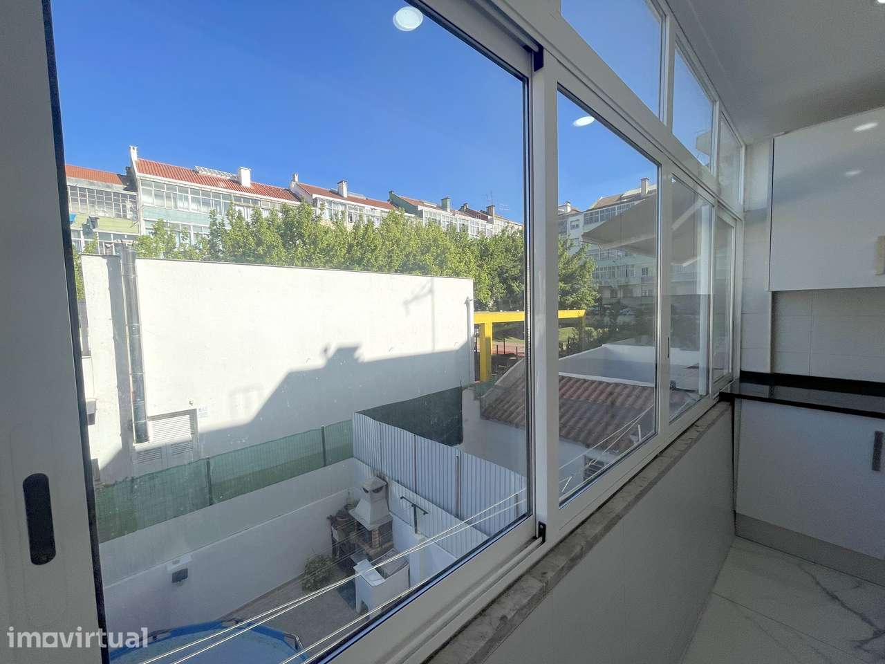 Apartamento T2, totalmente remodelado, com varanda, na Damaia de Cima. - Grande imagem: 3/32