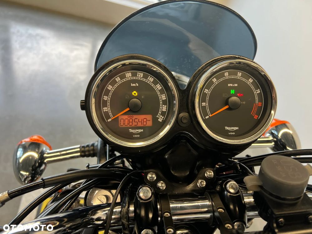 Triumph Bonneville - 20