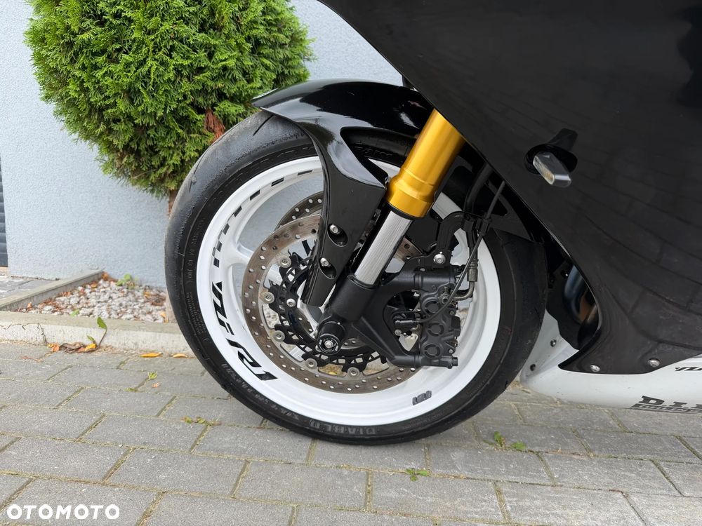 Yamaha R1 - 37