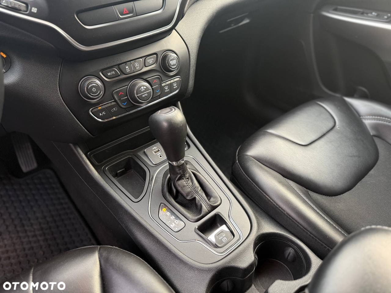 Jeep Cherokee - 16