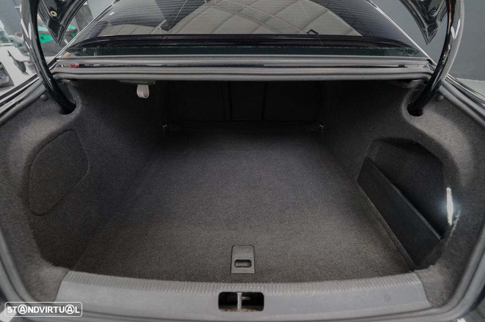 VW Passat CC 2.0 TDi BlueMotion - 25