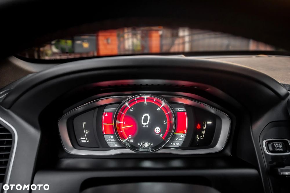 Volvo XC 60 D5 AWD R-Design Momentum - 21