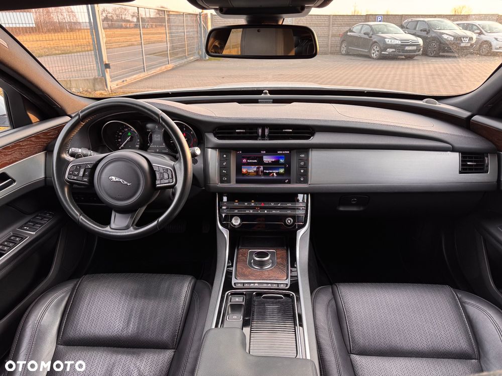 Jaguar XF 20d Prestige - 18