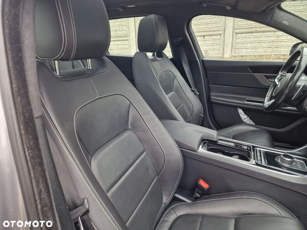 Jaguar XF 20d Sportbrake R-Sport - 13