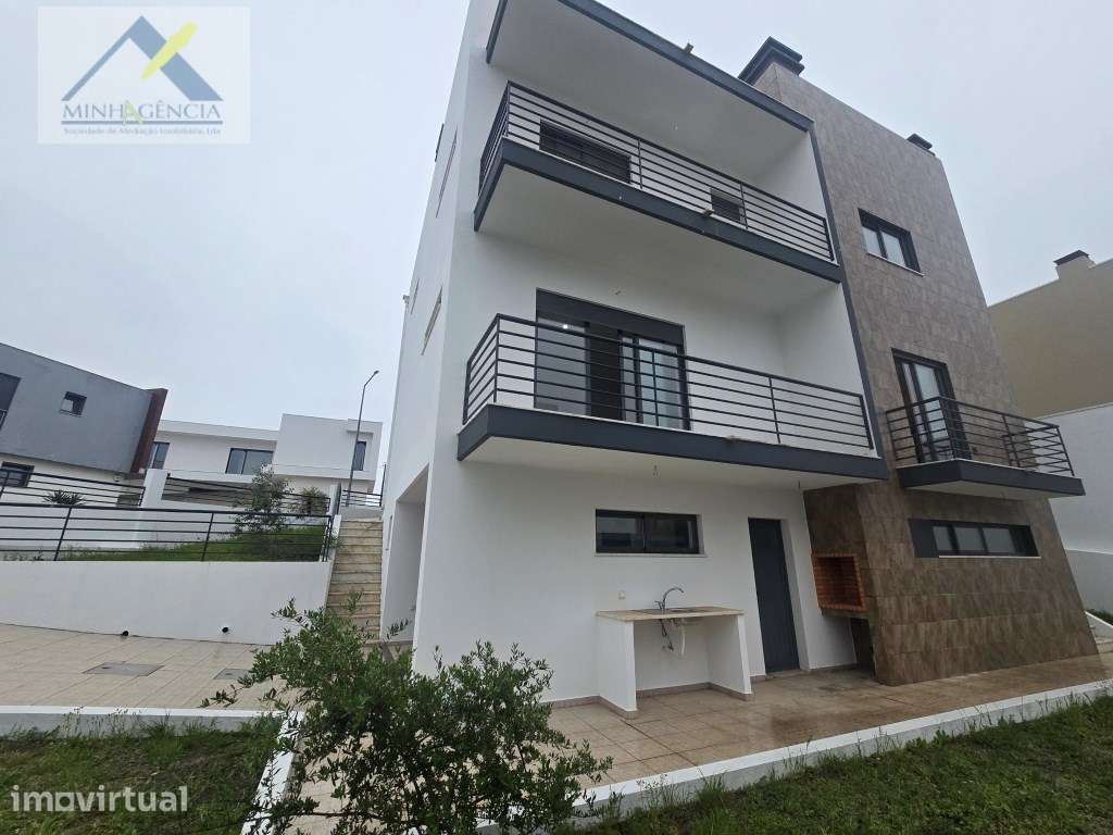Moradia T5 na Quinta da Lembrança em Almada - Grande imagem: 2/32