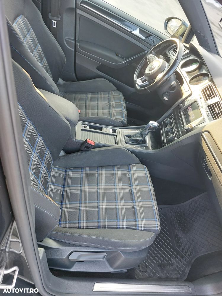 Volkswagen Golf - 10