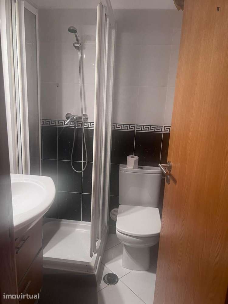 Quarto - localizado em Carnide Lisbon - Grande imagem: 3/13