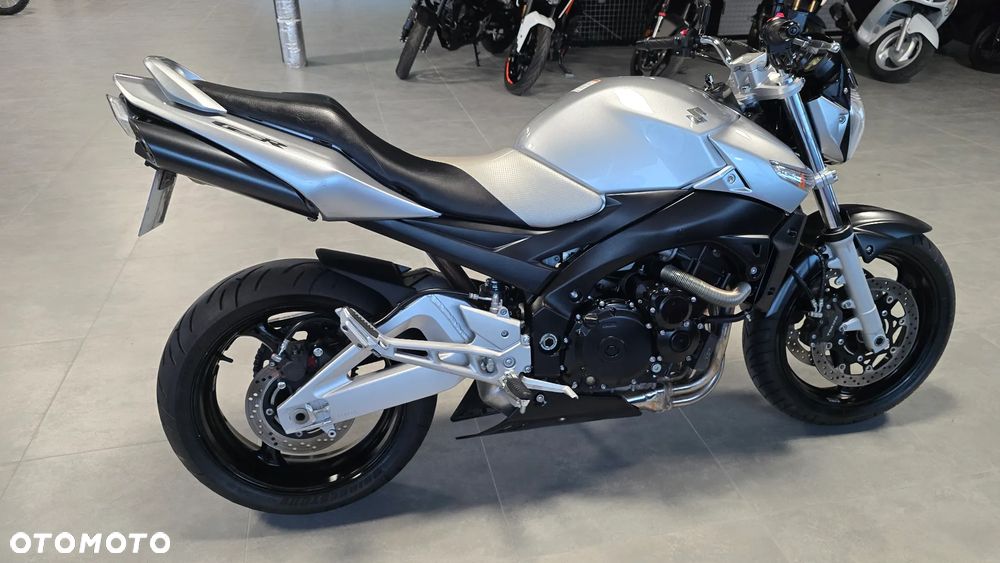 Suzuki GSR - 21