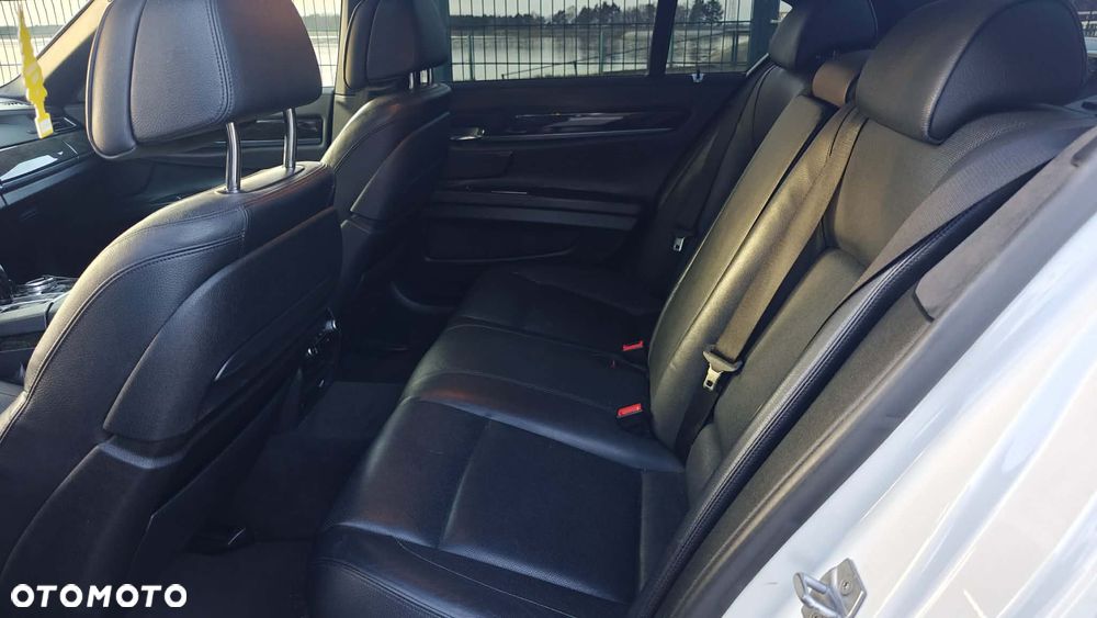 BMW Seria 7 740i Edition Exclusive - 13