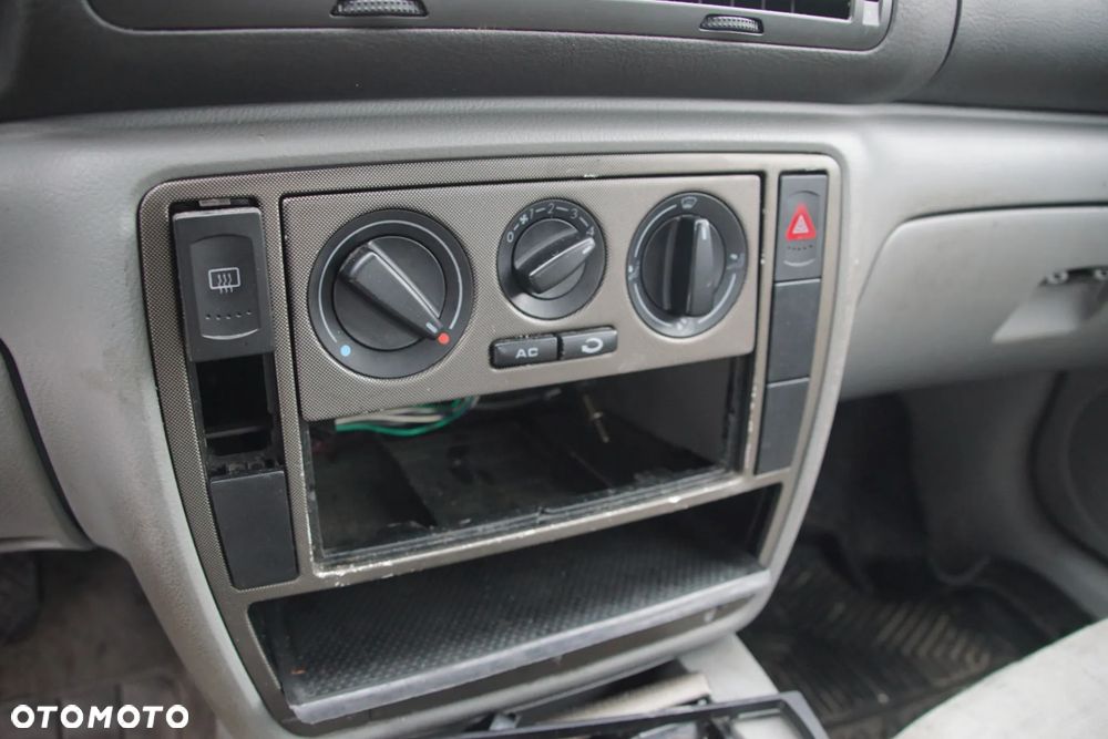 Auto na części - VW Passat B5 1.8 20V 125 KM ADR DHZ LB6N 1998R Skrzynia Drzwi Maska Klapa Zderzak Błotnik Lampa Klamka Lusterko Szyba Deska Kokpit Sterownik Moduł Czujnik Licznik Panel Kierownica - 12