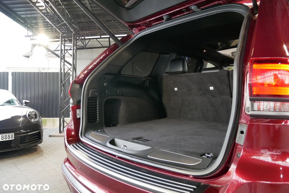 Jeep Grand Cherokee - 32
