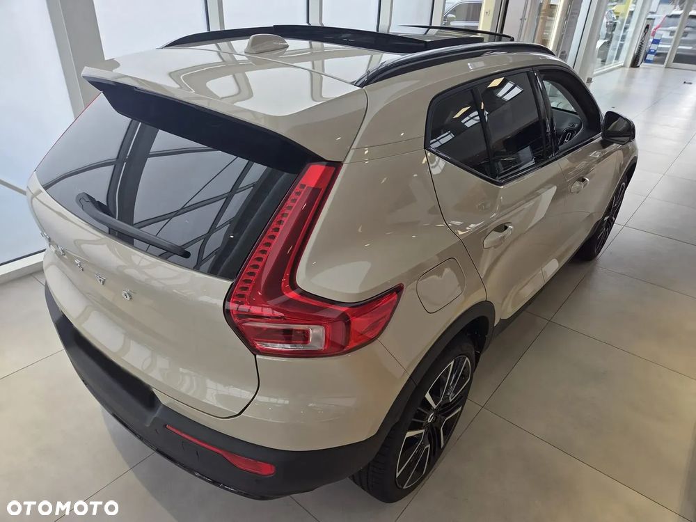 Volvo XC 40 B4 Plus Black Edition - 34