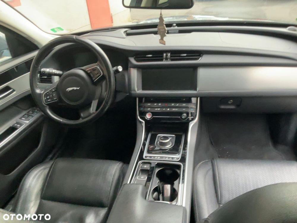 Jaguar XF 30d Prestige - 28