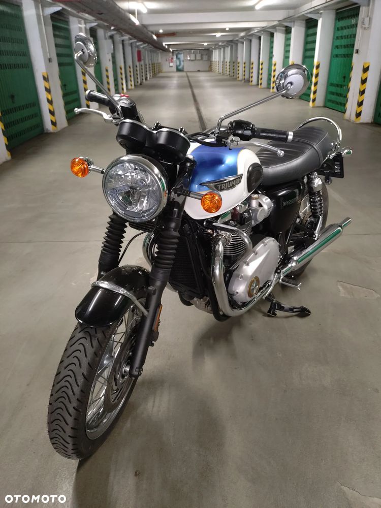 Triumph Bonneville - 1