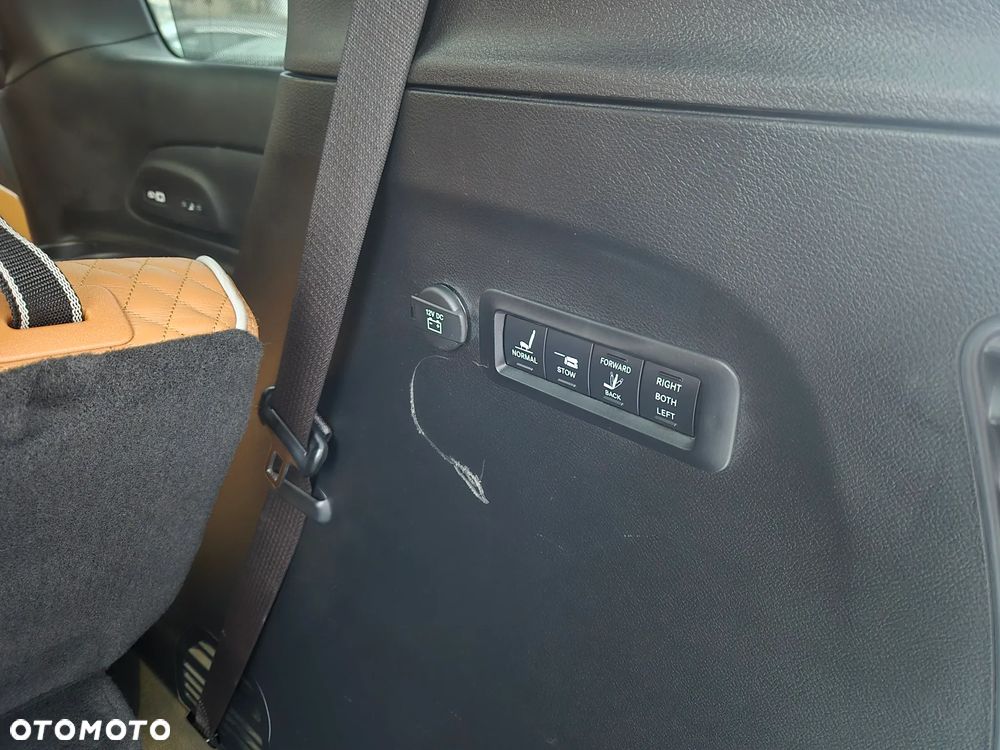 Chrysler Pacifica - 16