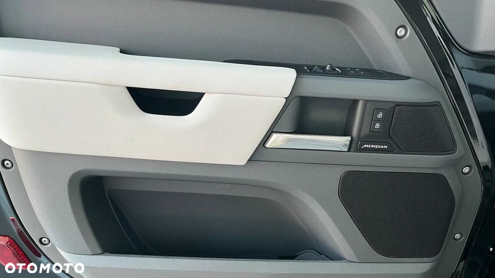 Land Rover Defender - 12