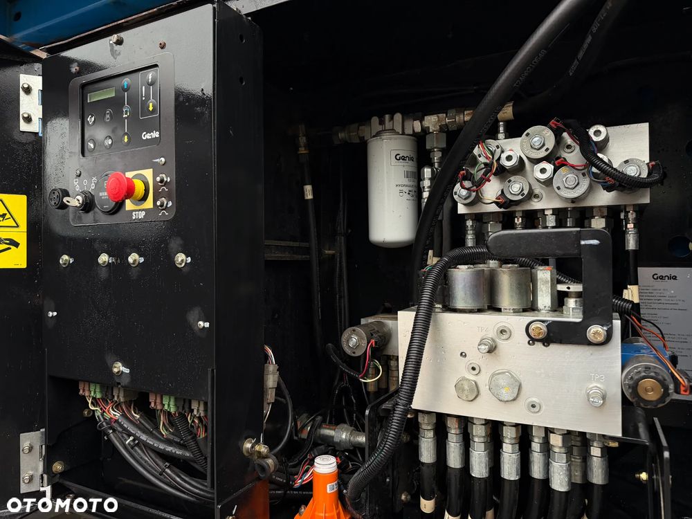 Genie Zwyżka Terenowa GS-4069RT Podnośnik Nożycowy Dźwig 14,5 metra jak Nowa z salonu! 1300 mtg. 2016 rok, Fabryczna przetwornica! 2x Gniazdo 230v góra dół. Pochodzi z Norweskiego urzędu Komuny. Zadbana! 4x4 Silnik Kubota. Zero Luzów i wycieków. Aktualne Serwisy DEKRA BMWT. Wysuwany Balkon. Sterowana z dołu i góry. Okazja Tanio !! Dokumentacja! Bez DPF, adBLUE - 18