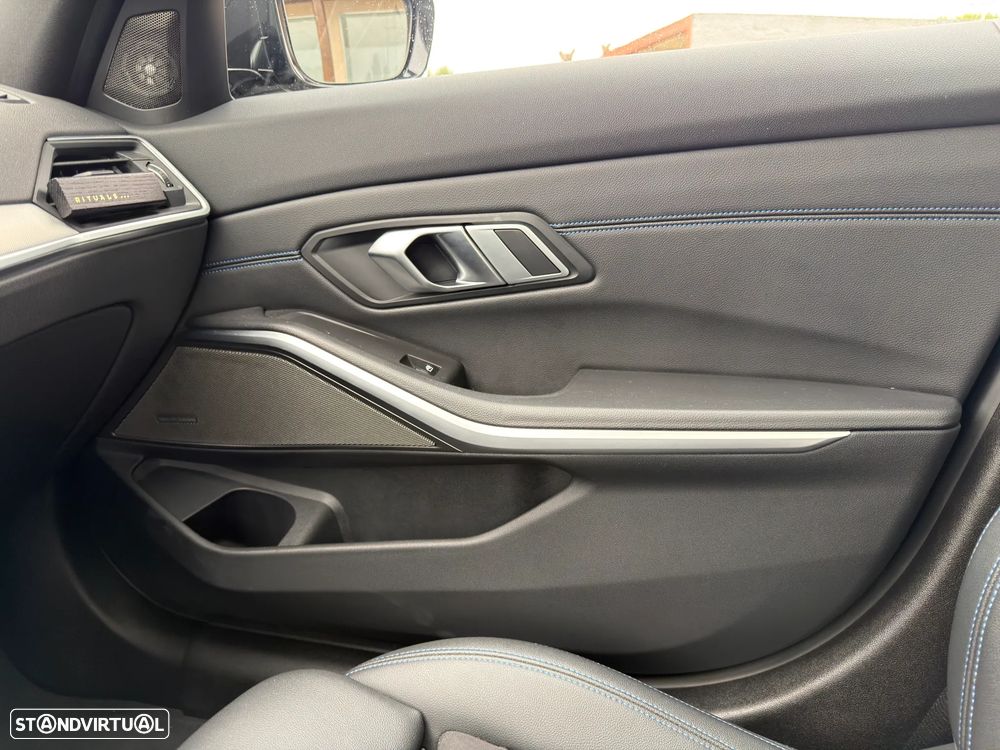 BMW 330 e Pack 50 anos M Auto - 24