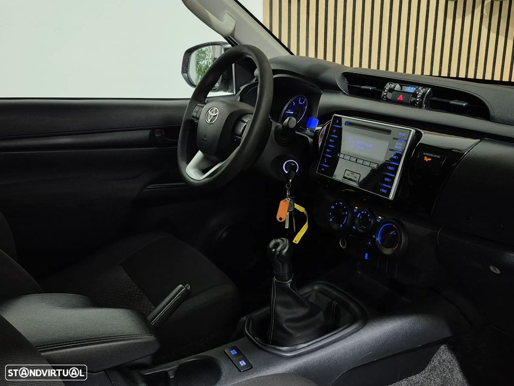 Toyota Hilux 2.4D-4D - 3 LUG. | GARANTIA | NACIONAL - 150.000KM - 17